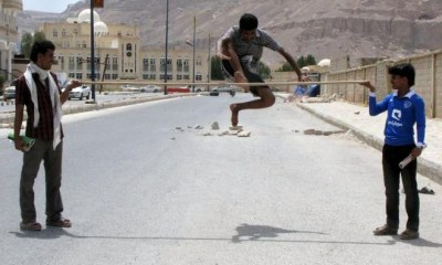 هواة رياضيون على قارعة الطريق يتحدون المخاطر في سيئون
