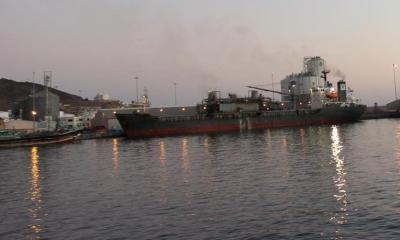 ميناء المكلا يؤكد جاهزيته الكاملة ويستقبل باخرة الأسمنت ويستعد لاستقبال باخرة المازوت 