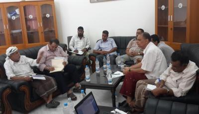 الاتفاق على منع استقبال المشتقات النفطية عبر البراميل و تشكيل لجنة عاجلة لدراسة خدمات ميناء المكلا