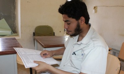 كفيف يكسر حاجز الاعاقة ويخوض الامتحان النهائي بثانوية الصبان بسيئون