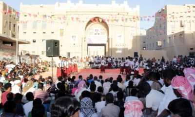 فرقة السدة للرقص الشعبي بسحيل سيئون تحيي رقصات فلكلورية أمام السدة الغربية بسيئون