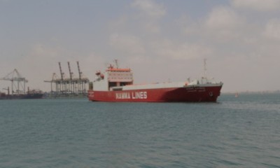 وصول أكبر سفينة إغاثية من السعودية لميناء عدن