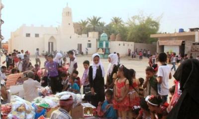 في ختائم مساجد مدينة سيئون ليلة 25 من رمضان شباب ساحة مسجد الرحمة يرسمون لوحة فلكلورية 