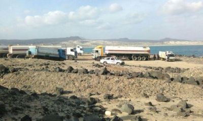 المقاومة الجنوبية في "بالحاف" بشبوة تصدر أوامرها بإيقاف "قاطرات التهريب" قبل ذهابها لموانئ التهريب