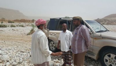 مدير عام مديرية ساه يطلع على حجم أضرار السيول في مناطق غيل عمر