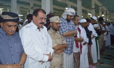 محافظ حضرموت وقائد المنطقة العسكرية الثانية يؤديان صلاة عيد الأضحى مع جموع المصلين بالجامع الكبير بالشحر 