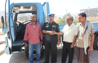 محافظ حضرموت يهدي مصلحة الإصلاح والتأهيل بوادي حضرموت سيارة لنقل المودعين للمحاكم والنيابات