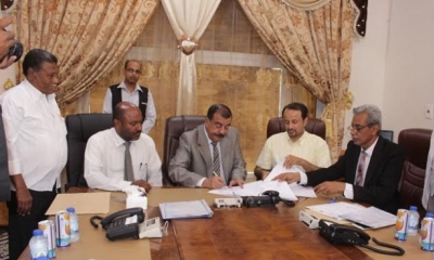 محافظ حضرموت يوقع اتفاقية تعشيب ملعب الفقيد باردام لكرة القدم بالمكلا