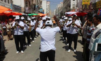 تزامناً مع الذكرى الاولى لتحرير المكلا الفرقة النحاسية تقيم استعراضاً فنياً بشوارع مدينة المكلا