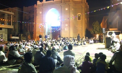 لأول مرة اهالي حي السحيل بسيئون يقيمون عوادهم السنوي الجماعي امام احد المعالم التاريخية بالحي
