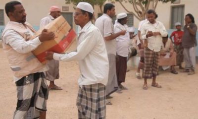 الهلال الأحمر الإماراتي يوزع مساعدات غذائية على أبناء منطقة الخليف عيديد بحضرموت