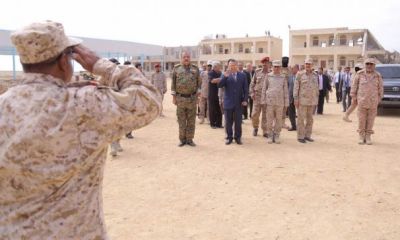 رئيس الوزراء يزور قيادة المنطقة العسكرية الثانية في المكلا