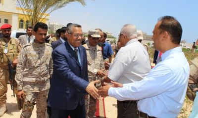 جامعة حضرموت تكرم رئيس مجلس الوزراء بدرع الجامعة