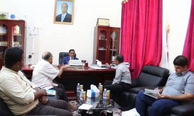 محافظ حضرموت يناقش مع مدير مديرية المكلا ومكتب الأشغال الأوضاع الخدمية بالمدينة