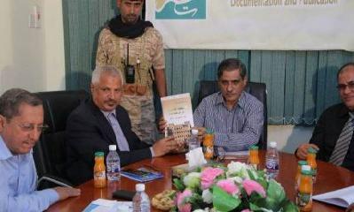 المحافظ البحسني يزور مركز حضرموت للدراسات التاريخية والتوثيق والنشر بالمكلا