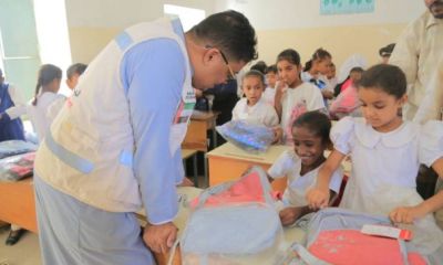 الهلال الأحمر الإماراتي يوزع حقائب مدرسية على طلاب مدرستين في تريم بحضرموت