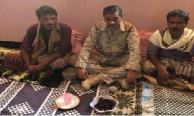 المحافظ البحسني يقدم واجب العزاء لأسرة العميد صالح الحيقي