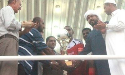 المحافظ البحسني يسلم كأس بطولة حضرموت الخامسة لكرة القدم لنادي شعب حضرموت