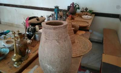 تحت عنوان ( بين الماضي والحاضر) طالبات الصف السابع بمدرسة الحزم للبنات بشبام معرضا ثقافيا تراثيا