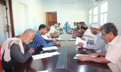 تنفيذي الشحر يناقش نشاط مكتب وزارة النقل والوحدة الإنتاجية لنجاري الشحر ومحو الأمية والإعلام