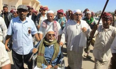 أهالي ولجنة حافة الحوطة بمدينة سيئون يستقبلون مقدمهم بازمول في المطار بالأهازيج والرقصات الشعبية 