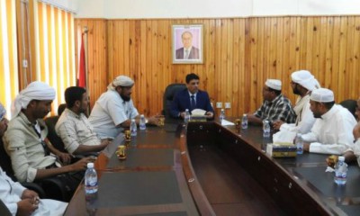 محافظ المهرة يلتقي بتجار حضارم ويوجه بالإفراج عن أموالهم دون أي إستقطاعات