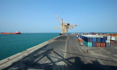 أربع رافعات تقدمها المملكة دعما لميناء عدن والمكلا والمخا 