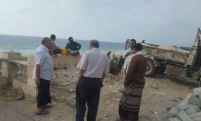 المدير العام لمديرية مدينة المكلا يشرف على حملة إزالة الكثبان الرملية بكورنيش الستين