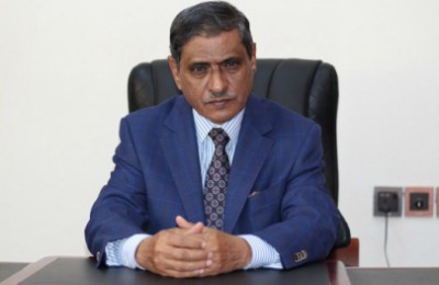 محافظ حضرموت يناقش مع وكيل الوادي والصحراء الاحتياجات التموينية والخدمية والأمنية 
