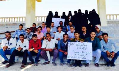 محاضرة جامعية لطلبة المستوى الرابع من قسم الصحافة والإعلام - جامعة حضرموت على أجواء شاطئ الستين بالمكلا