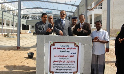 الوزير لملس يضع حجر الاساس لمشروع تحسين البيئة المدرسية بمجمع المنصورة للبنات بالشحر 