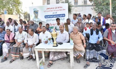 مدير عام غيل باوزير يهدي منتخب الشحر لكرة القدم كأس بطولة ذكرى تحرير ساحل حضرموت