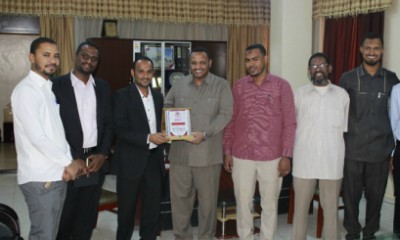 نادي الطلاب الحضارم يكرم الامين العام السابق لمنظمة رعاية الطلاب الوافدين