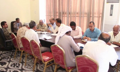محافظ حضرموت يرأس اجتماعاً للجنة الطوارئ لبحث الاستعدادات للإعصار المداري المحتمل وتجاوز آثار المنخفض الجوي
