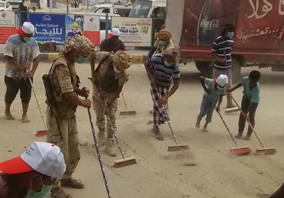 حملة واسعة لتنظيف شوارع مدينة المكلا بقيادة العقيد عبدالله باكوبن وبالتنسيق مع مدير الاشغال العامة والطرق