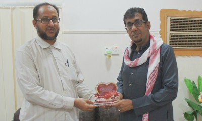 الشاعر جنيد باوزير يتسلم درع العرس الجماعي الثاني من مؤسسة وادي العين للتنمية