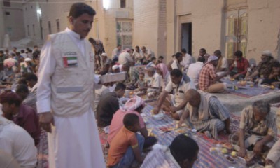 الهلال الأحمر الإماراتي يستمر في برامجه الرمضانية ويقدم وجبات الإفطار بمختلف مناطق حضرموت