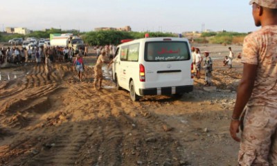 المنطقة العسكرية الثانية تشارك المواطنين رفع مخلفات السيول