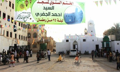 ثلاثة مساجد بمدينة سيئون تحتفي بختائم ليلة 25 رمضان والاهالي يتوجهون بعد منتصف الليل يدعون للأموات والاحياء