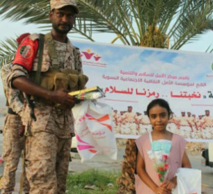 مركز الأمل للسلام والتنمية توزع مصاحف للجنود بالنقاط العسكرية