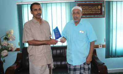 مدارس الصدارة الاهلية بمدينة المكلا تقدم درع الانطلاقة للمدراس لوكيل وزارة التربية والتعليم مدير مكتب وزارة والتعليم بالمحافظة