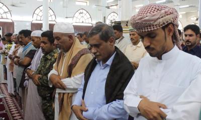 محافظ حضرموت يؤدي صلاة عيد الفطر المبارك مع جموع المصلين بجامع مسجد الروضة بالمكلا