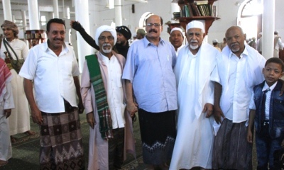 العميد الركن العامري مدير عام امن حضرموت الوادي والصحراء يتبادل تهاني عيد الفطر مع جموع المصلين بجامع سيئون