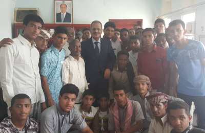 وزير التربية د. عبد الله لملس يلتقي بوفد طلابي من سيئون
