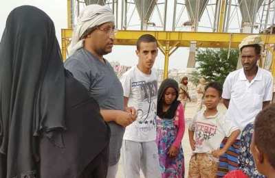 القوات السعودية بحضرموت تقدم مساعدات إنسانية لنازحي الحديدة وتشيد بدور مؤسسة الأمل في الاغاثة العاجلة 