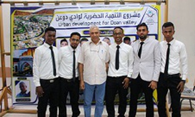 طلاب من قسم الهندسة المعمارية يناقشون مشروع التنمية الحضرية لوادي دوعن بحلول عام 2035م 