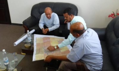 مدير عام هيئة المساحة الجيولوجية والثروات المعدنية فرع حضرموت يعرض الخرائط الطبوغرافية لمشروع تطوير منظومة كهرباء حضرموت 