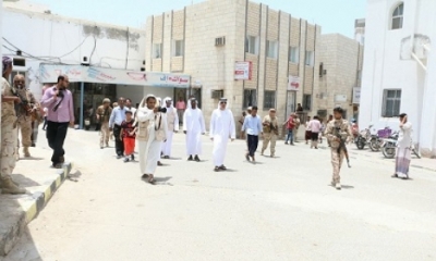 مدير المساعدات الانسانية الخارجية بدولة الامارات يزور مستشفى المكلا للأمومة والطفولة مع عدد من الصحفيين الأجانب