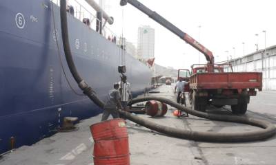 الباخرة النفطية ” قريتا كي ” تفرغ (18.500) ألف طن متري من مادة البنزين بميناء المكلا