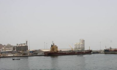 ميناء المكلا يستقبل عدد من البواخر التجارية وناقلات المشتقات النفط